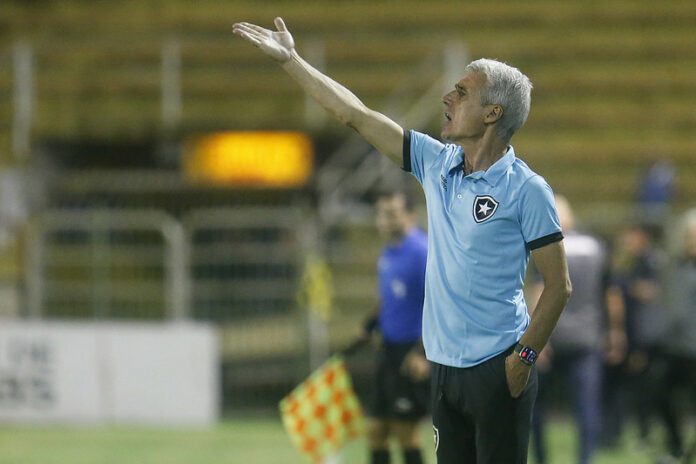 Luís Castro exalta atitude do Botafogo em primeira vitória no Carioca