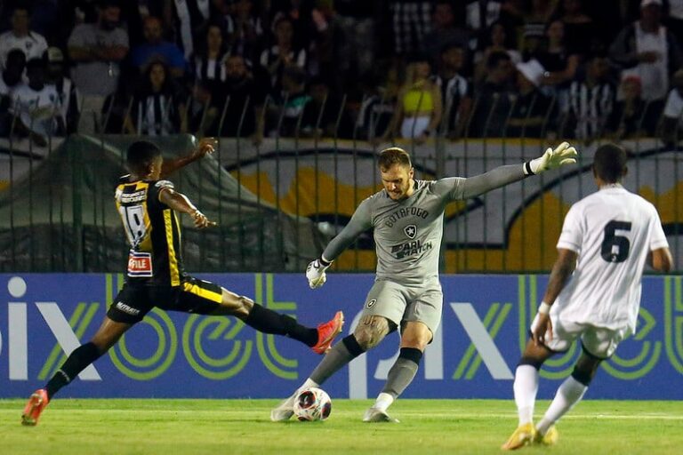 Luís Castro rasga elogios a goleiro Lucas Perri, titular do Botafogo em primeira vitória no Carioca