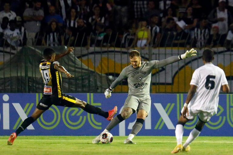 Luís Castro rasga elogios a goleiro Lucas Perri, titular do Botafogo em primeira vitória no Carioca
