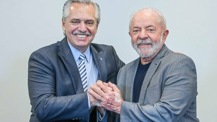 O presidente da Argentina, Alberto Fernández, com Lula.