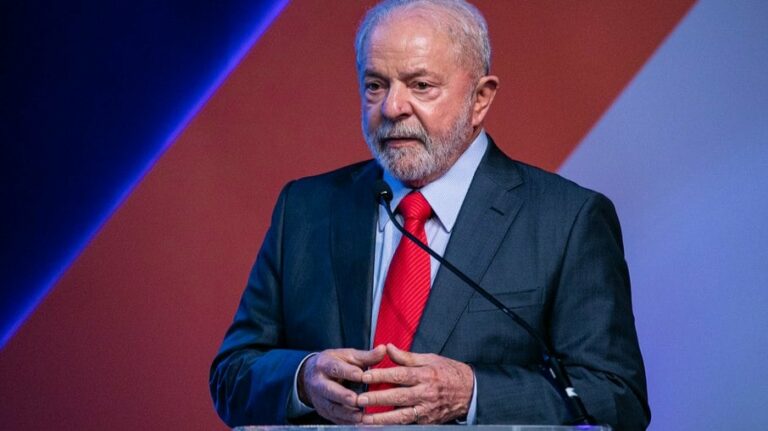 Lula durante cerimônia de posse da nova presidente da Caixa, Maria Rita Serrano