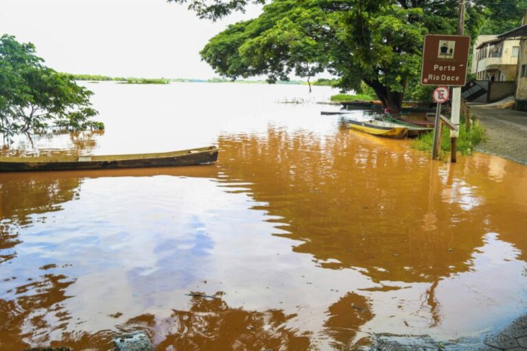 Nível do rio Doce ultrapassa 4,50 metros e Prefeitura monta abrigo provisório no ginásio do Juparanã   		