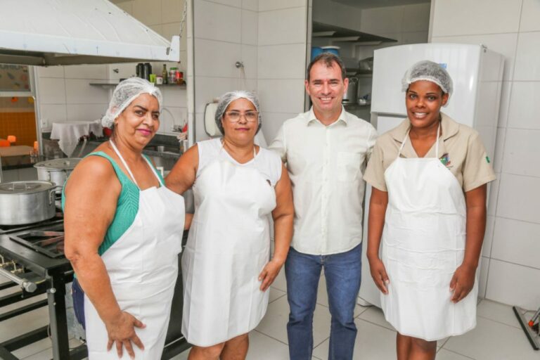 Prefeito Bruno Marianelli visita escola para acompanhar Programa Almoço nas Férias   		