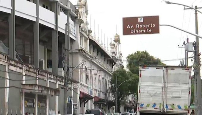 Prefeito do Rio de Janeiro oficializa a “Avenida Roberto Dinamite” em frente a São Januário