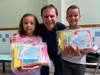 Prefeito entrega kits escolares aos alunos da rede municipal de ensino