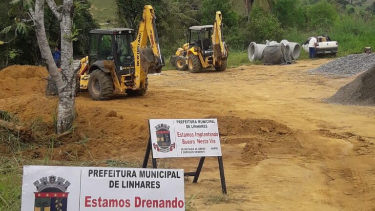 Prefeitura instala bueiro simples tubular de concreto na estrada de acesso à Desengano   		