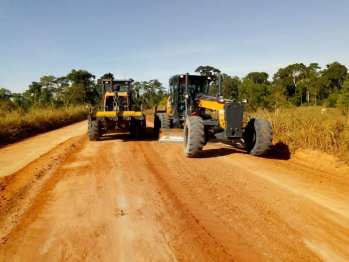 Prefeitura realiza serviços de patrolamento em diversas regiões do município   		