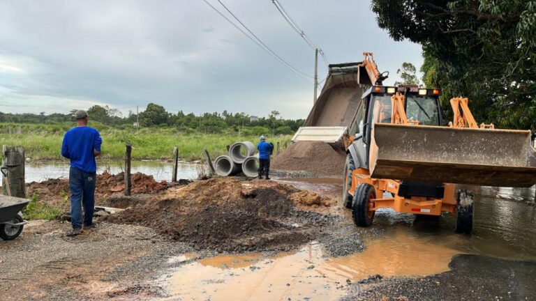 Prefeitura recupera trecho danificado pelas chuvas na estrada do Jataipeba   		