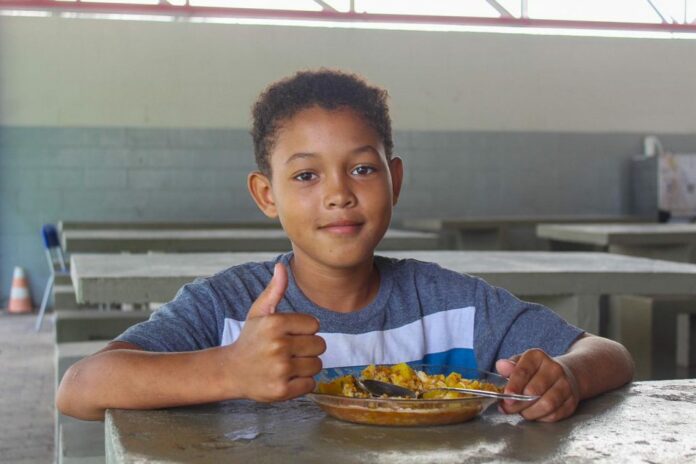 Primeira refeição do Programa Almoço nas Férias é servida nesta segunda (2/1) aos alunos da rede municipal de Linhares   		
