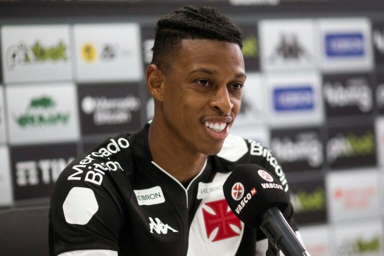 Robson é apresentado pelo Vasco e afirma estar “preparado para novo recomeço”