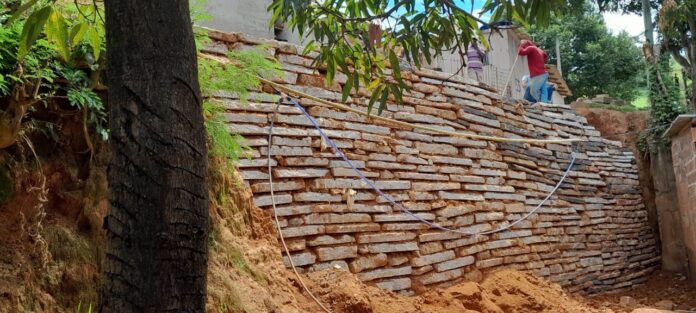 Secretaria de Obras conclui mais um muro de arrimo no bairro Colina