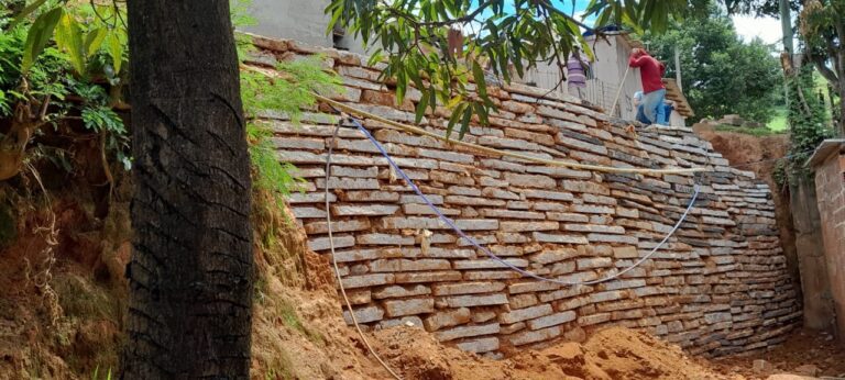 Secretaria de Obras conclui mais um muro de arrimo no bairro Colina