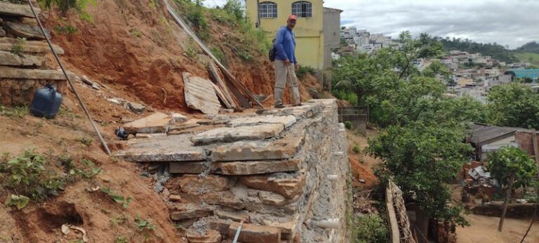 Secretaria de Obras constrói mais um muro de arrimo, desta vez no bairro Cruzeiro