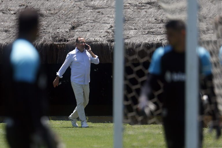 Textor revela que Botafogo deve ir ao mercado em fevereiro e fala sobre Matheus Pereira