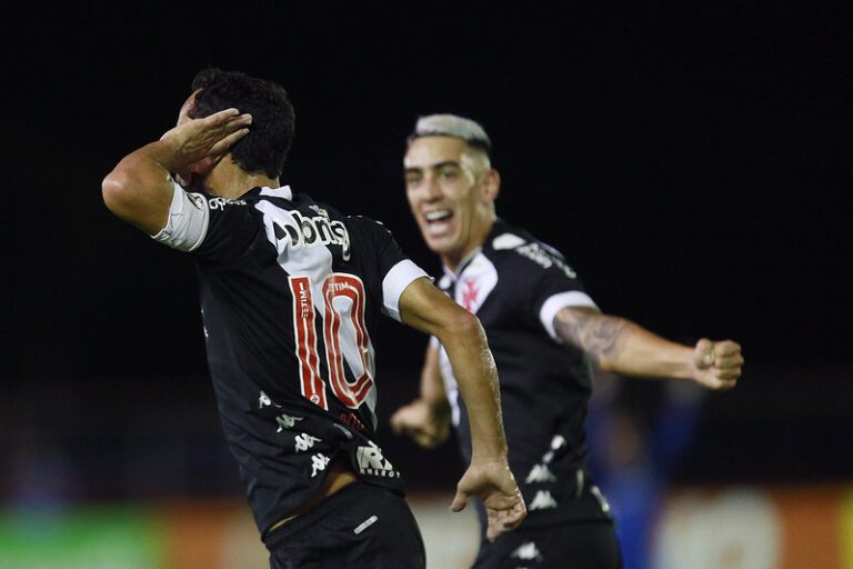 Vasco estreia titulares, bate a Portuguesa-RJ e conquista primeira vitória no Carioca