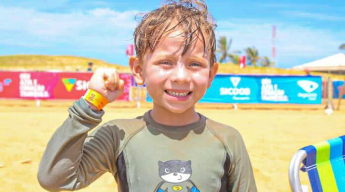 Verão: crianças recebem pulseiras de identificação na praia do Pontal do Ipiranga   		