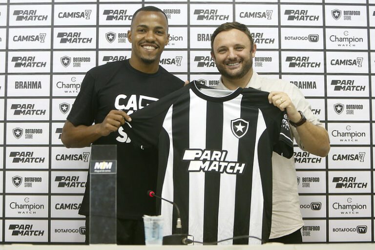 Volante Marlon Freitas é apresentado no Botafogo e exalta clube