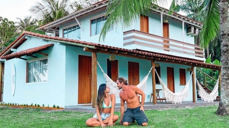 Manuela Denardin e Matheus Kelmer, da WeLove Beach House, na Bahia