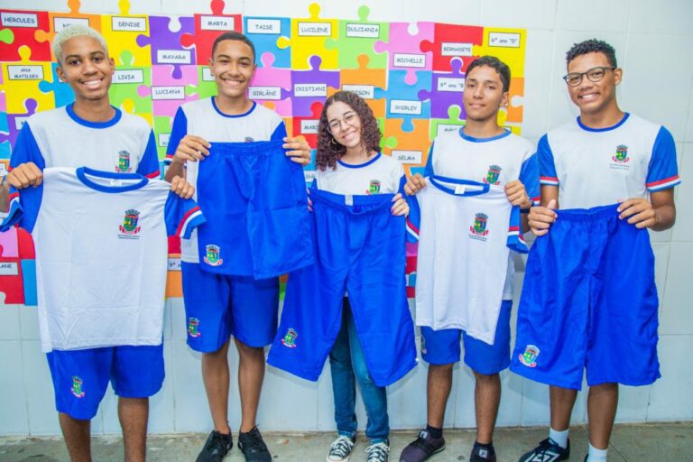 Alunos das escolas da Prefeitura de Linhares começam a receber novos uniformes   		