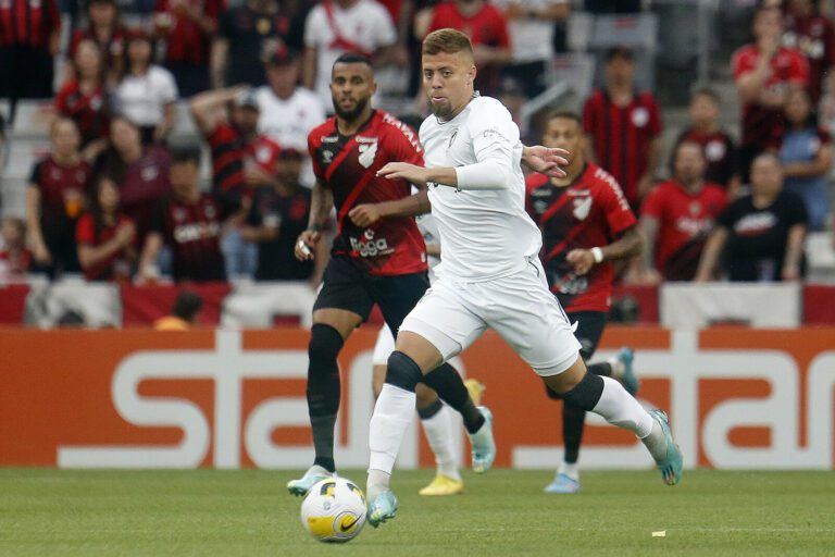 Após lesão, Lucas Fernandes volta a treinar com o elenco do Botafogo