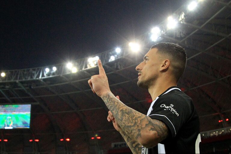 Após susto em campo, Philipe Sampaio é liberado e volta aos gramados pelo Botafogo
