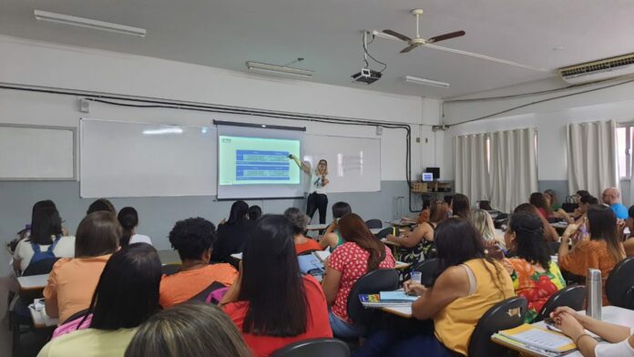 Aprendizagem: gestores escolares recebem formação para auxiliar estudantes a desenvolver a leitura e escrita em Linhares   		