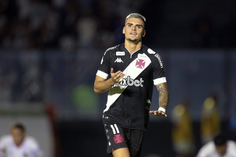 Atacante Gabriel Pec exalta bom momento no Vasco e elogia Barbieri