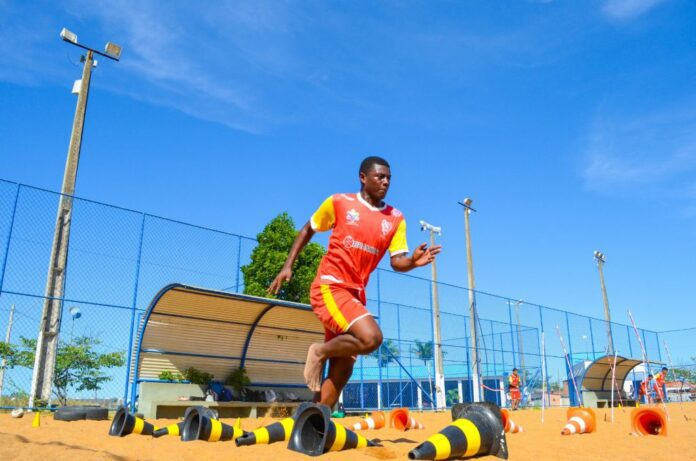 Atletas de projeto social de Bebedouro disputarão amistosos de futebol em Portugal   		