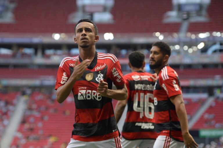 Auxiliar de Vítor Pereira elogia elenco do Flamengo após vitória com time reserva