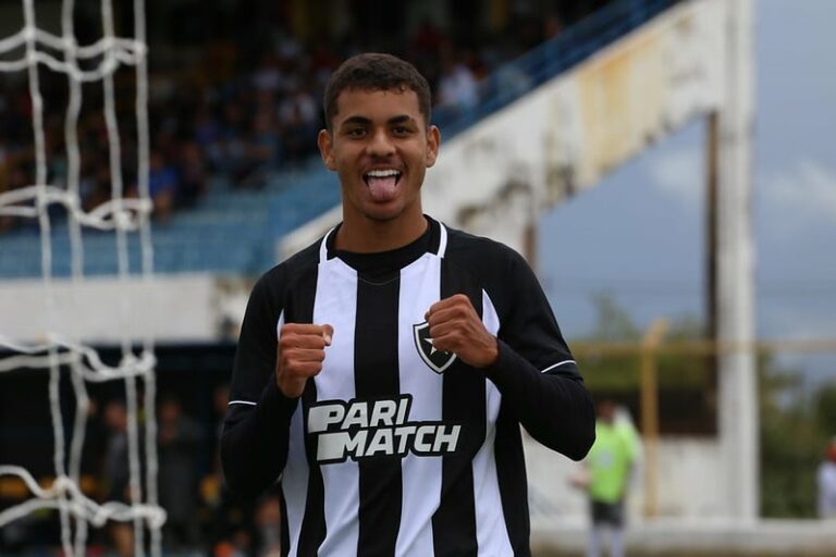 Botafogo adquire direitos econômicos do atacante Sapata