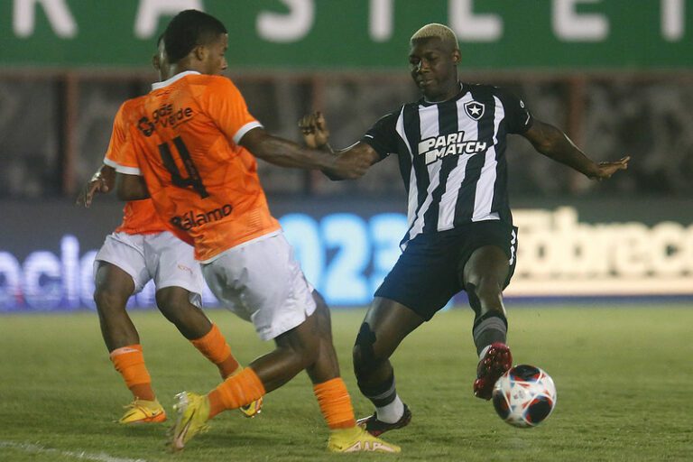 Botafogo tropeça e fica apenas no empate contra o Nova Iguaçu