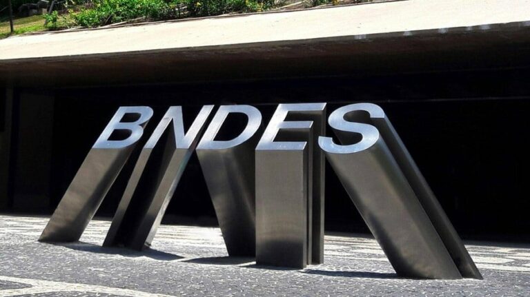 Deputados apresentam projetos para proibir financiamentos do BNDES no exterior   