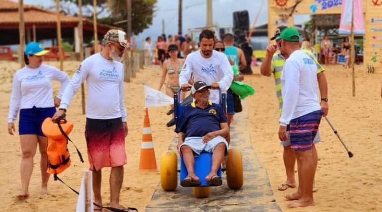 Carnaval 2023: projeto Praia Acessível vai garantir banho de mar a deficientes em Pontal   		