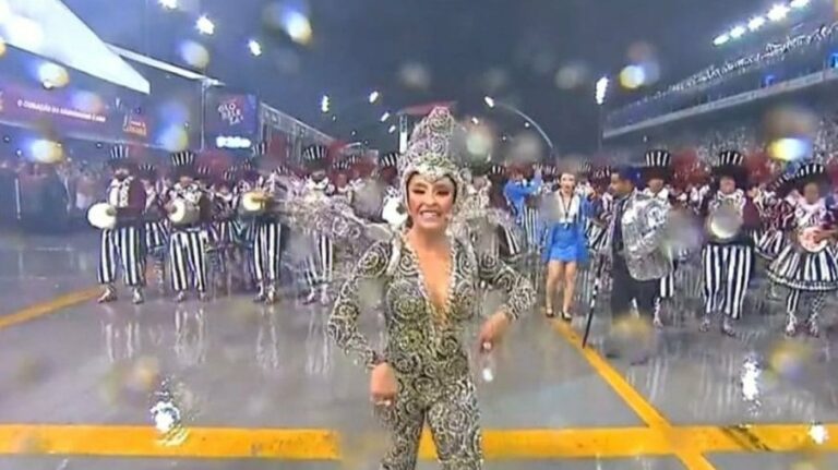 Carla Diaz desfilou como madrinha de bateria da Estrela do Terceiro Milênio no Carnaval de SP