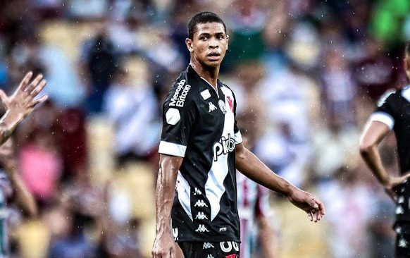 Cauan Barros comemora estreia como titular do Vasco contra o Fluminense