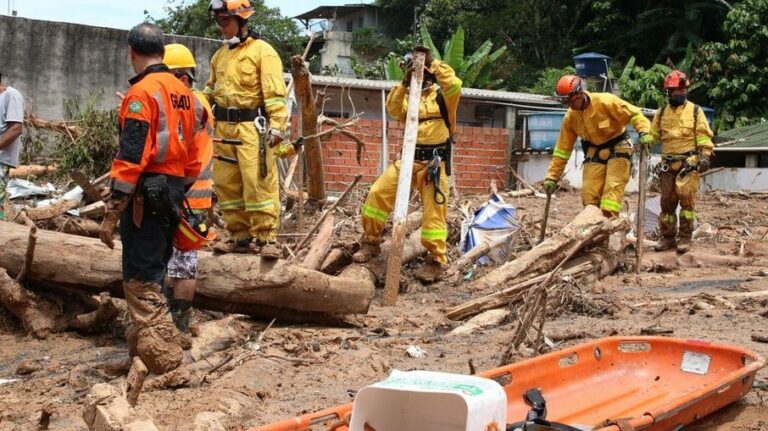 Casas destruídas em deslizamentos na Barra do Sahy após tempestades no litoral norte de São Paulo