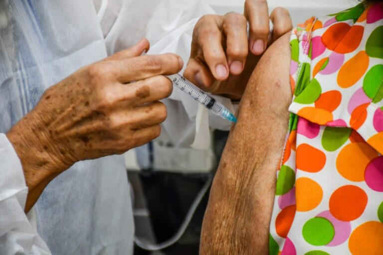 Covid-19: Linhares fará mutirão neste sábado (25) para aplicar mais de mil doses de vacina bivalente em idosos   		