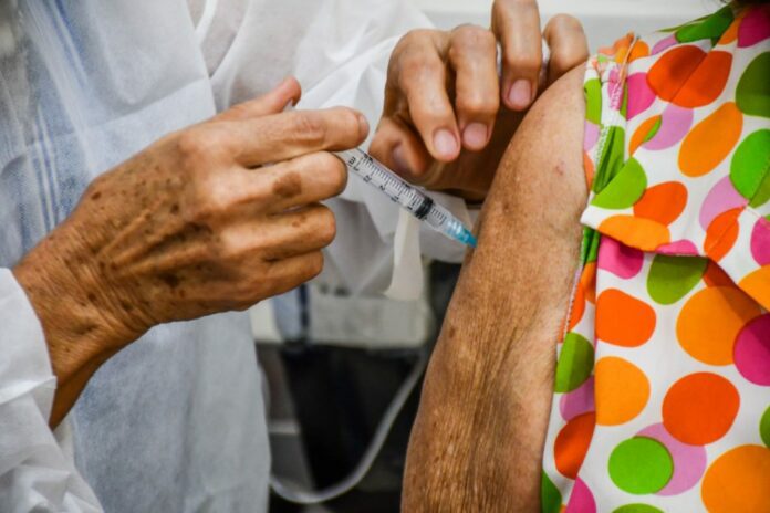 Covid-19: vacinação bivalente continua em todas as unidades de saúde de Linhares   		