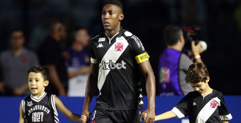 Ex-São Paulo, Léo vibra com primeiro gol pelo Vasco