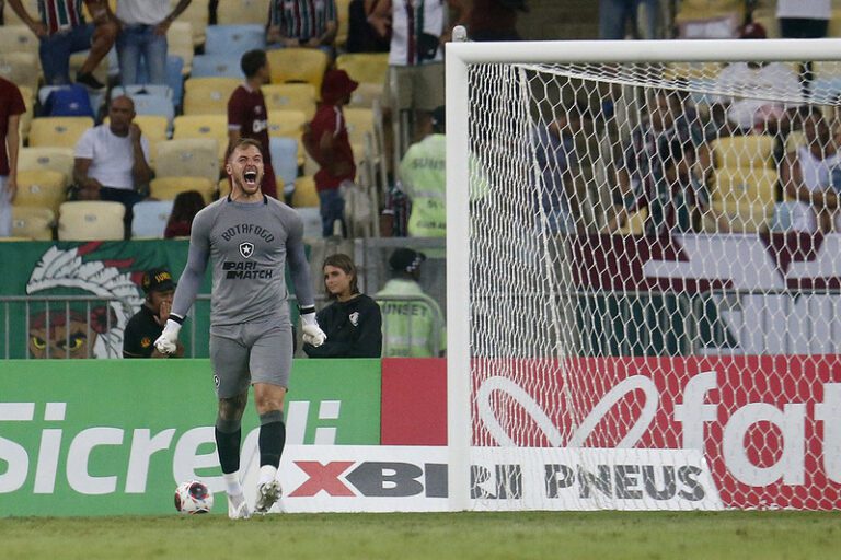 Ex-São Paulo, goleiro Lucas Perri exalta bom momento no Botafogo: “Melhor fase da minha carreira”