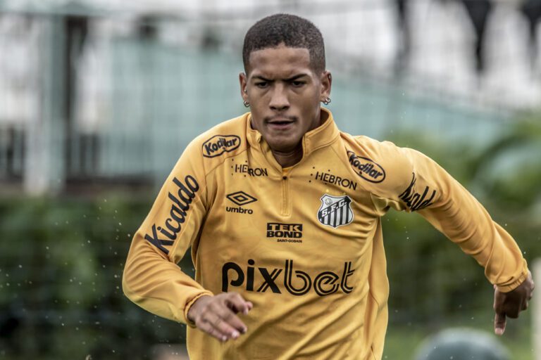 Flamengo procura o Santos para a contratação de Ângelo