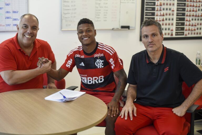 Flamengo renova contrato da joia Matheus França até dezembro de 2027