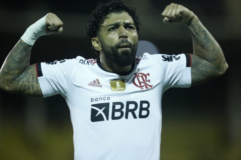 Gabigol faz dois após errar pênalti, Flamengo vira sobre Volta Redonda e lidera o Carioca