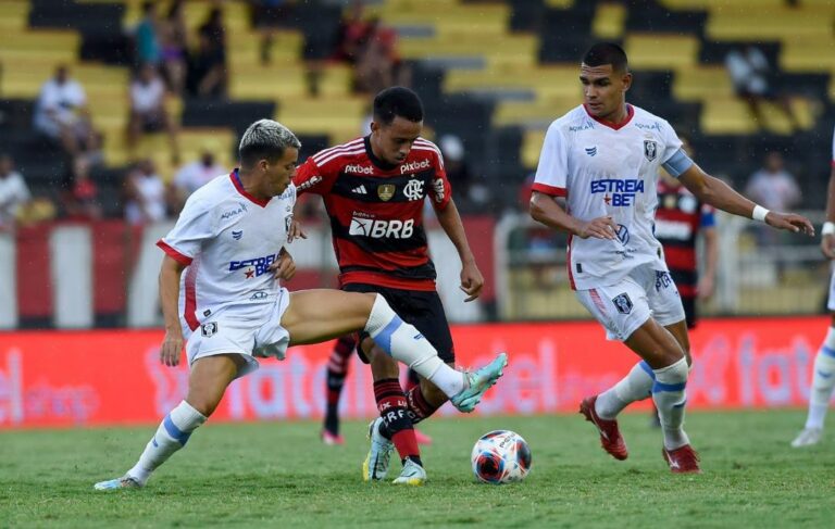 Gramado em Volta Redonda irrita Vitor Pereira em vitória do Flamengo