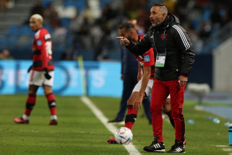 Primeiro treino do Flamengo após eliminação no Mundial é marcado por conversas de VP com elenco