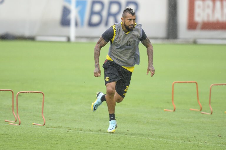 Vidal é multado no Flamengo por indisciplina após polêmica no Campeonato Carioca