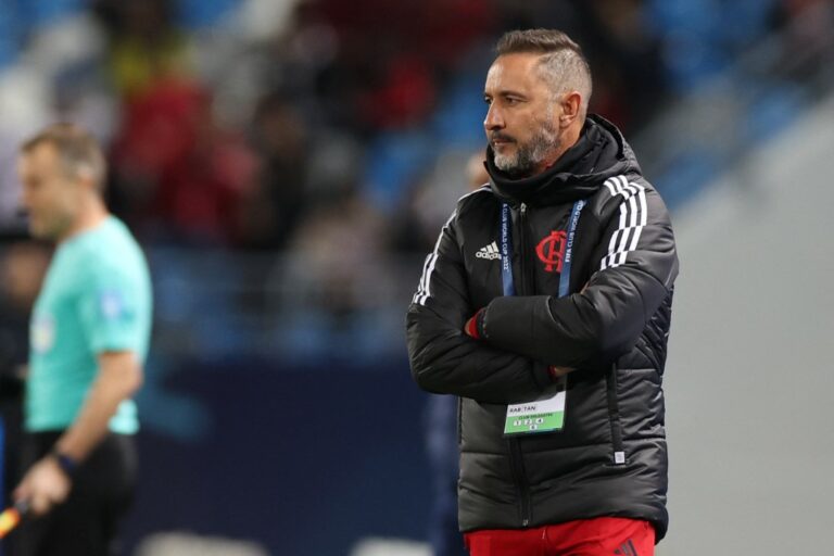 Vítor Pereira justifica saída de Arrascaeta no jogo contra o Al Hilal