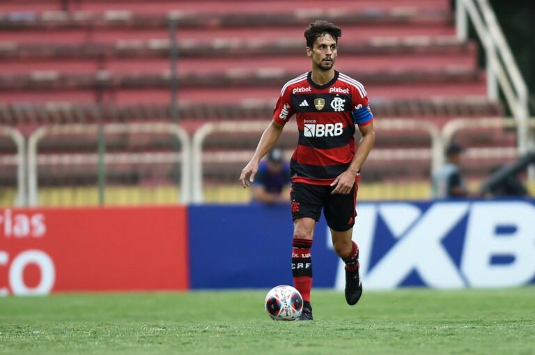 Vítor Pereira rasga elogios a Rodrigo Caio após vitória do Flamengo sobre o Resende