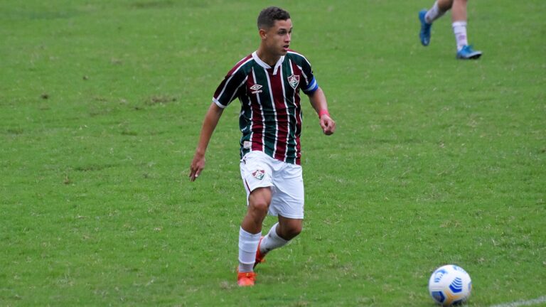 Arthur comemora sequência no Fluminense e elogia companheiros