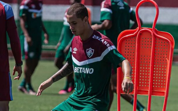 Meio-campista Arthur fala sobre adaptação no profissional do Fluminense